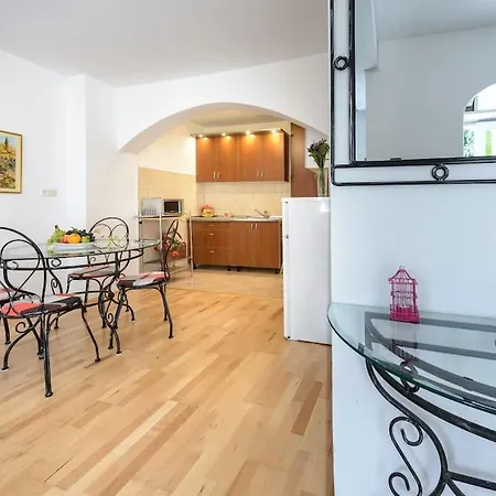 Apartment Charming Dalmatian 2-bedroom In The Heart Of Old Town Cavtat