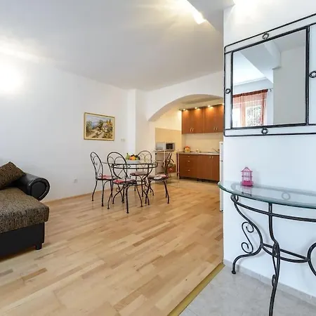 Charming Dalmatian 2-bedroom In The Heart Of Old Town