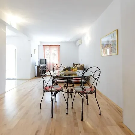 Διαμέρισμα Charming Dalmatian 2-bedroom In The Heart Of Old Town *
