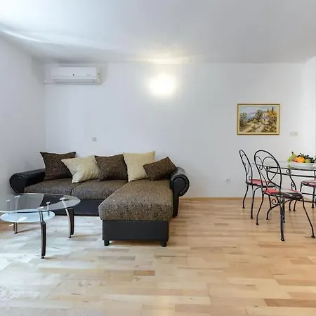 Charming Dalmatian 2-bedroom In The Heart Of Old Town * Cavtat