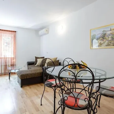 Apartment Charming Dalmatian 2-bedroom In The Heart Of Old Town Cavtat